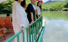 他把手探到我的衣服里作文